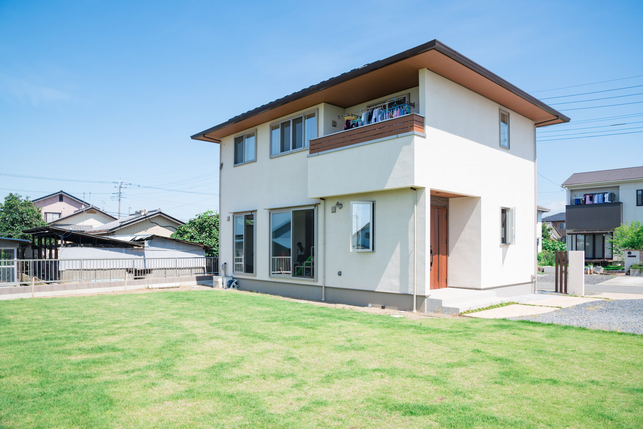 浜松市東区 白い外壁の住宅の前に広がる芝生の前庭の施工後