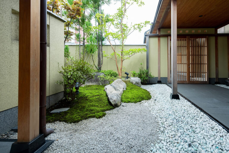 苔と石が語る、静かな坪庭｜浜松市中区