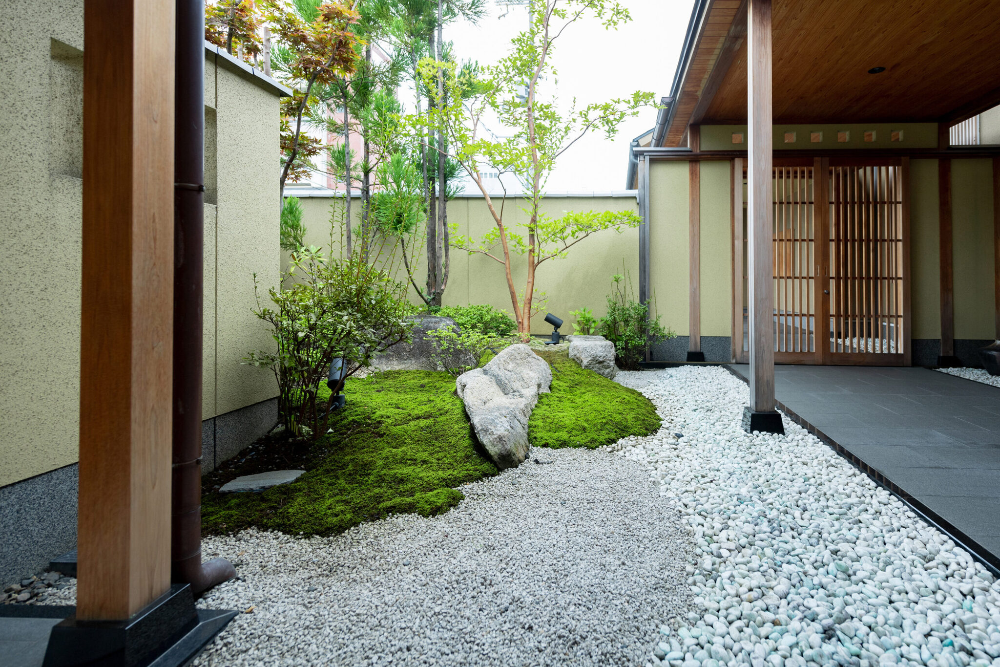浜松市中区 和室の前に苔と白砂利、庭石を配した坪庭の施工後
