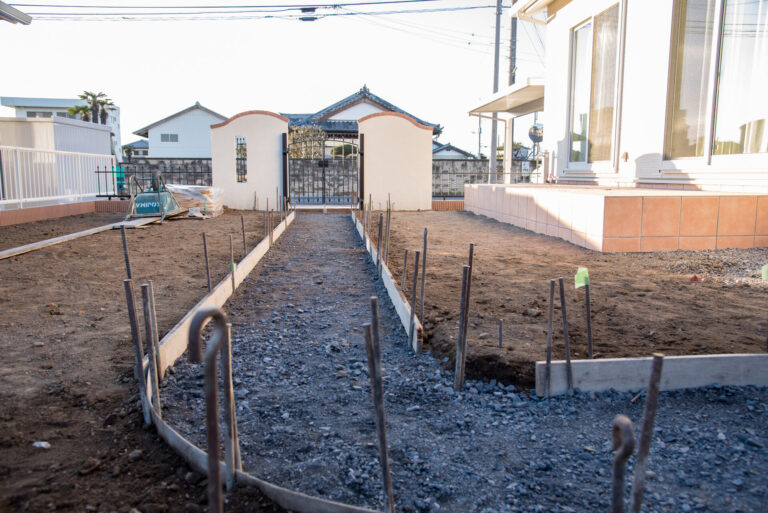 着工準備:アプローチの型枠を組み、砕石を敷いて下地をつくります