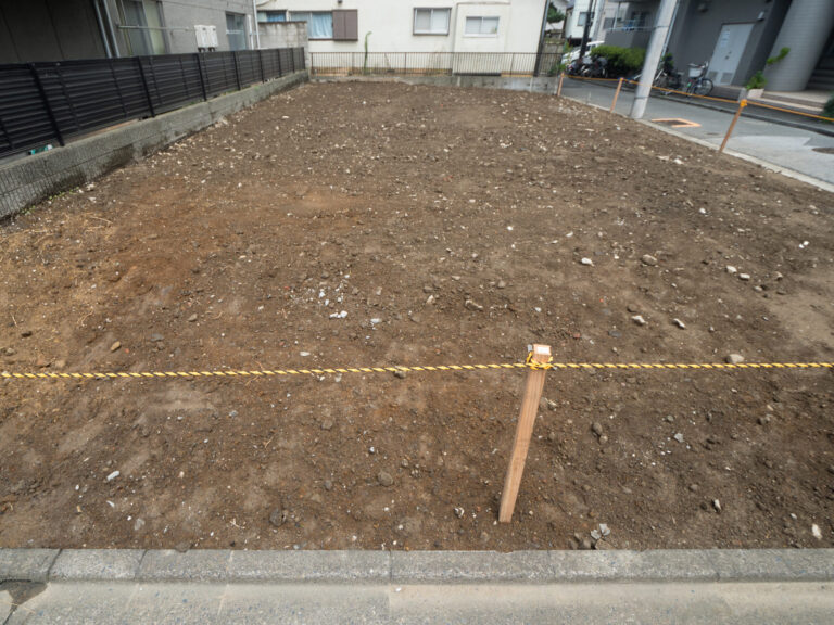 現地調査:解体後の敷地。境界杭とロープで敷地の広さと高低差を確認します