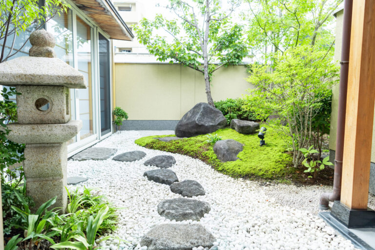 ご提案：白玉砂利に飛び石を落とし、灯篭と苔で仕上げた坪庭の完成イメージ