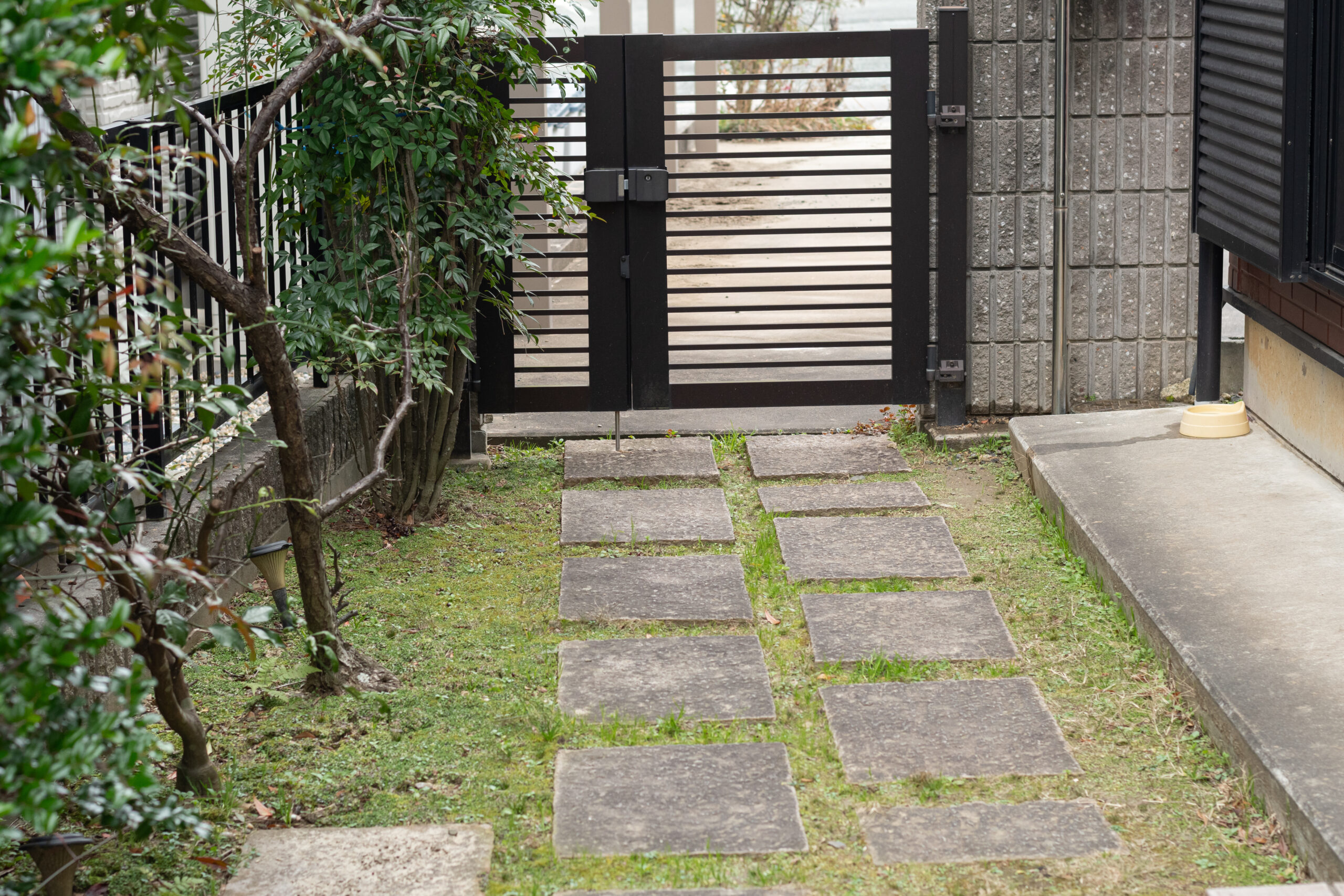 門扉から飛石が続く住まいの外構